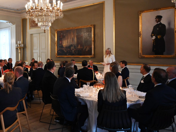 Kronprinsesse Mette-Marit talte under lunsjen i Stiftsgården. Foto: Sven Gj. Gjeruldsen, Det kongelige hoff